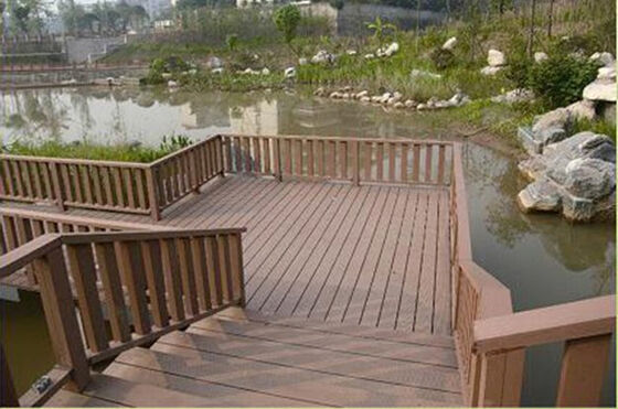 Вертикальная планка WPC ограждения устойчива к ультрафиолетовому излучению для жилых помещений