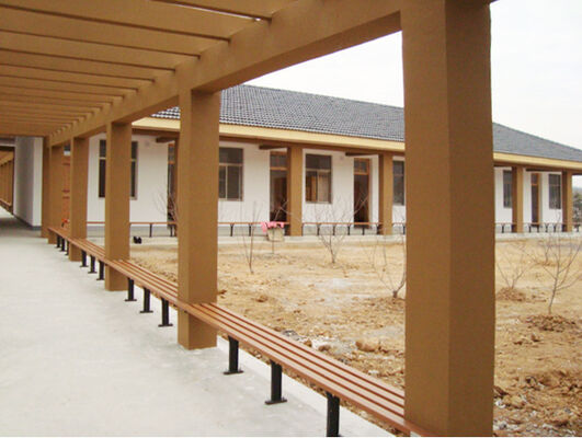 Открытый парк вне общественного сада, патио, скамейка для сидения с деревянными планками WPC и спинкой