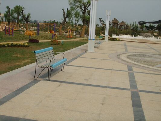 Открытый парк вне общественного сада, патио, скамейка для сидения с деревянными планками WPC и спинкой