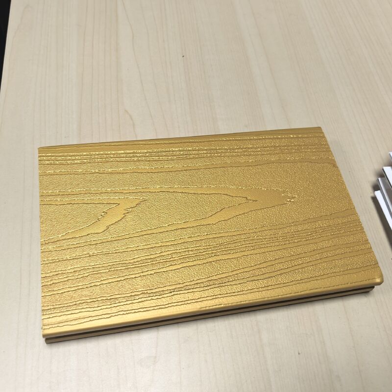 МЕТАЛЛИЧЕСКИЕ ПАНЕЛИ ДПК С РОСКОШНОЙ ПАТИНОЙ, БЛЕСКНЫМ ЗОЛОТОМ НАСТРУЖЕНИЕМ